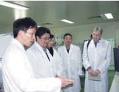 WHO專家參觀禽病研究室